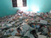 21/08/2017 - Direção da escola Tancredo Neves abandona livros em prédio da APAE, Retrato do descaso com a educação em São Félix do Araguaia  